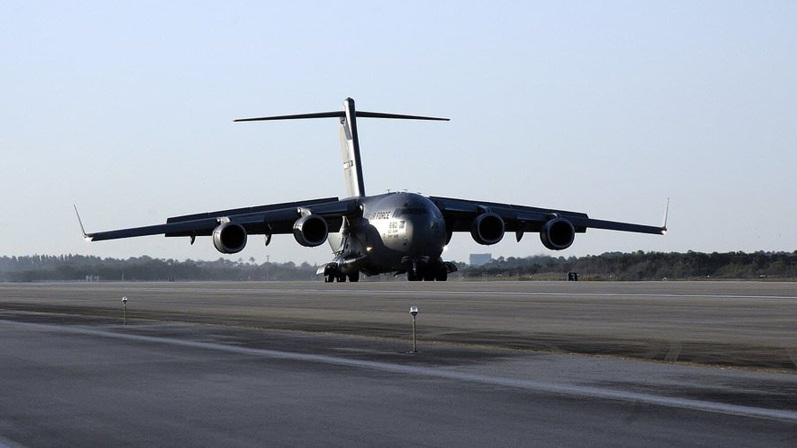 A Boeing C-17 Globemaster III military transport aircraft on a runway. Photo d'archive.