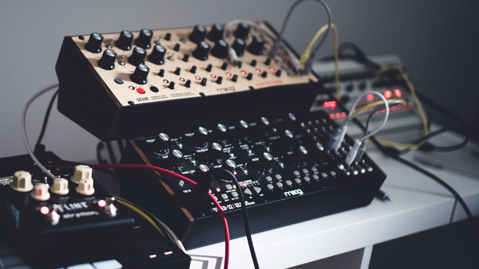 Moog Drummer From Another Mother (DFAM), Mother 32 Semi Modular Analog Synthesizer, strymon FLINT Tremolo & Reverb (2020 01 20 13.10.00 piqsels.com en). Photo d'archive.