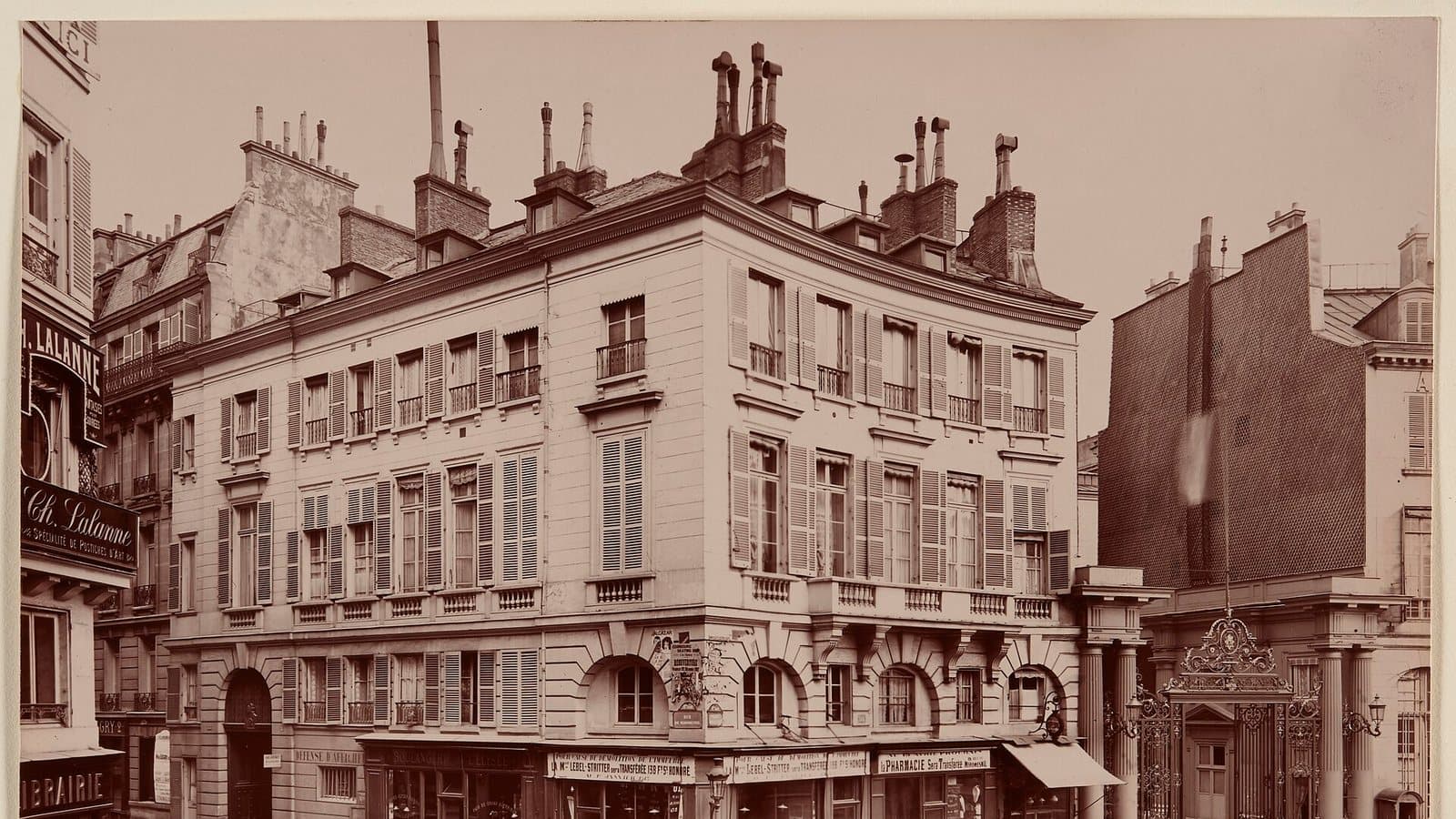 Angle de la rue de Miromesnil et de la place Beauvau, avec la grille de l'hôtel de Beauvau, actuel Ministère de l'Intéri, PH58305(2). Photo d'archive.