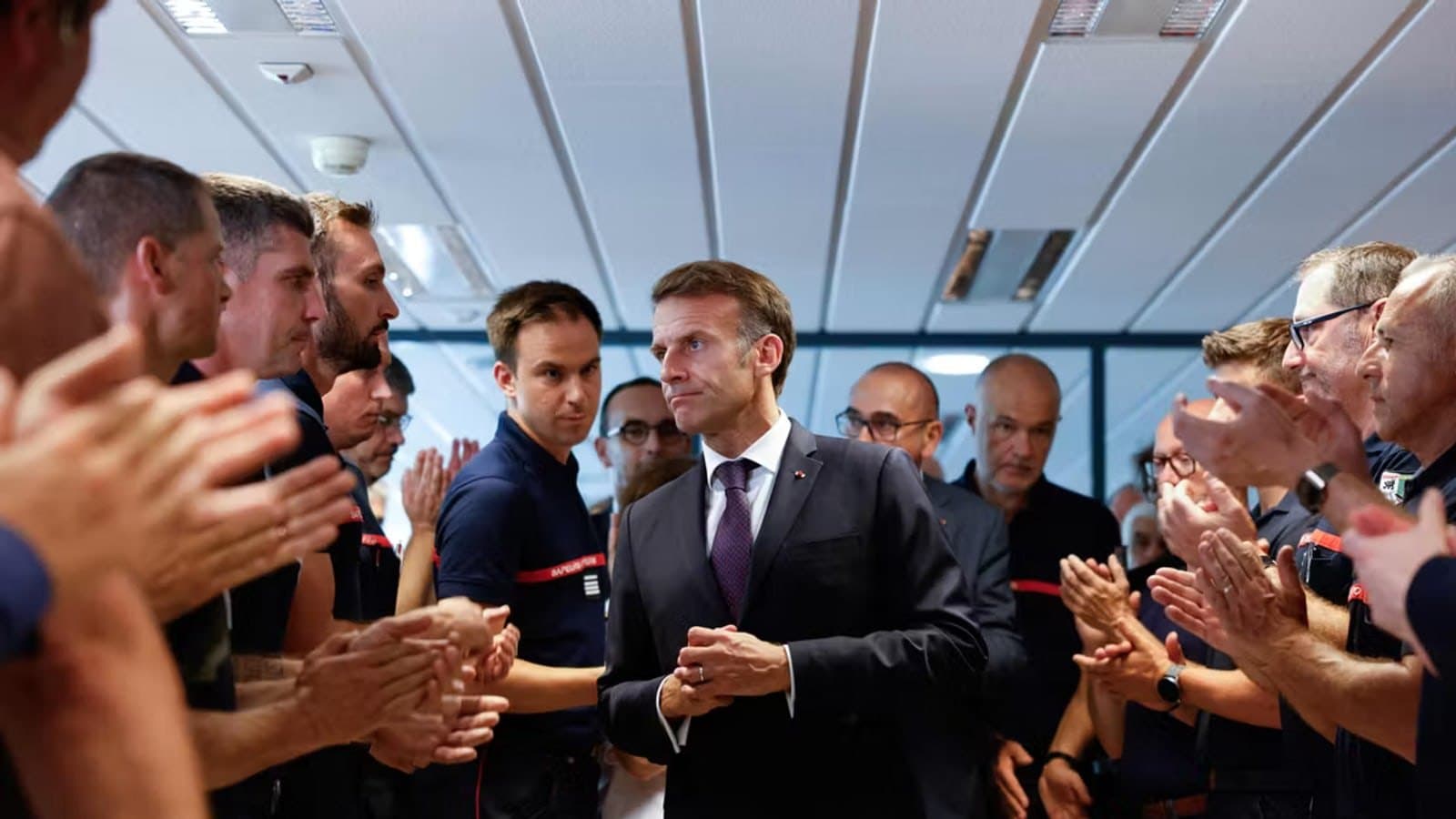 Emmanuel Macron photographed during a visit to the wildfire zone in southwestern France. Photo d'archive.