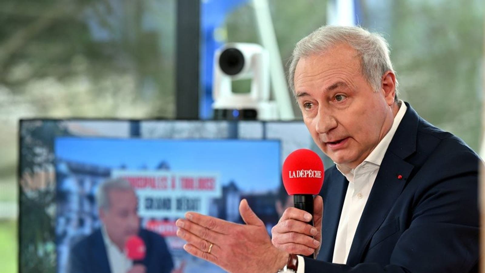 Jean-Luc Moudenc s'exprimant au micro lors d'un débat filmé.