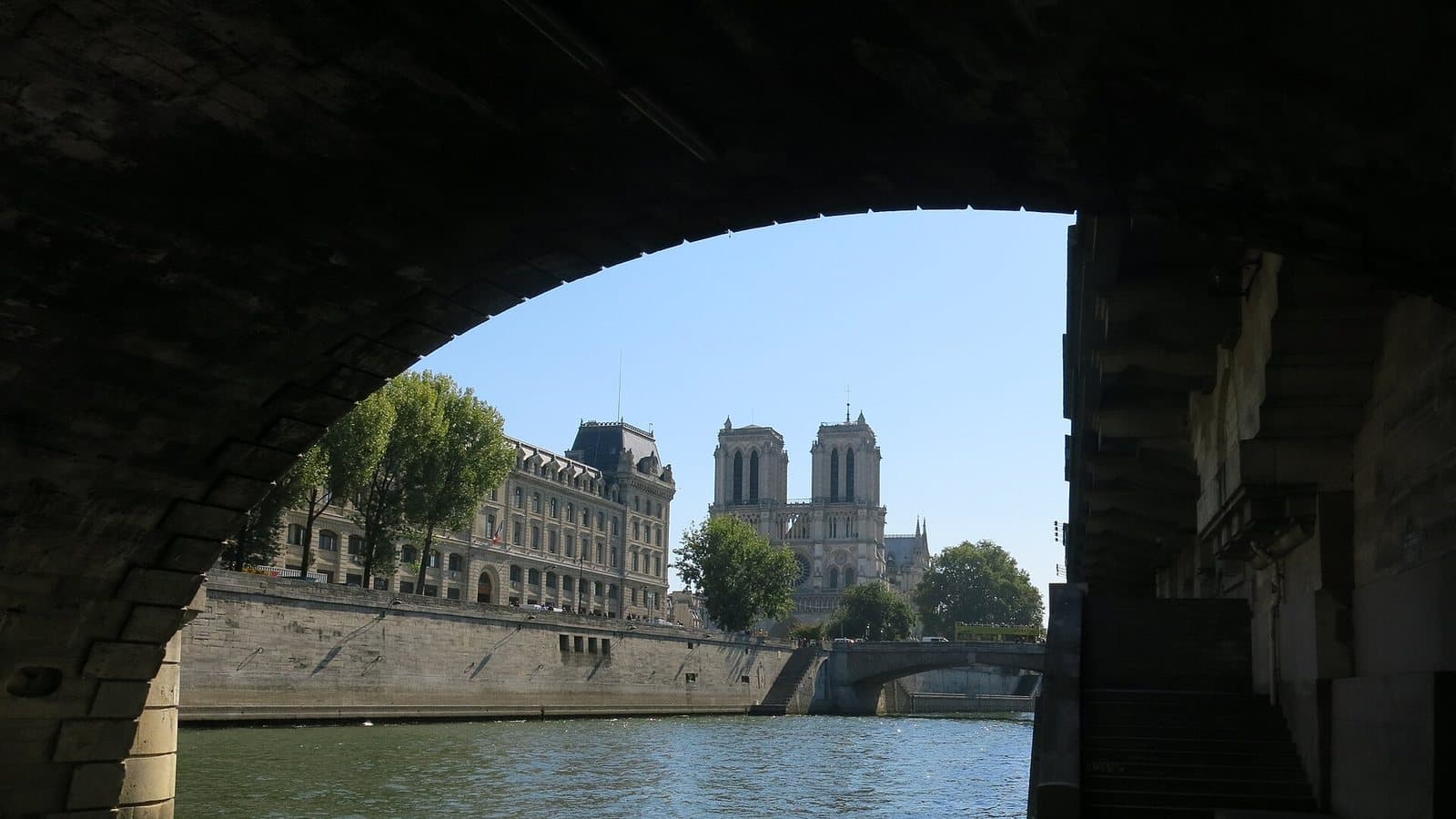 Notre Dame and Petit Pont seen from the banks of the Seine river. Photo d'archive.