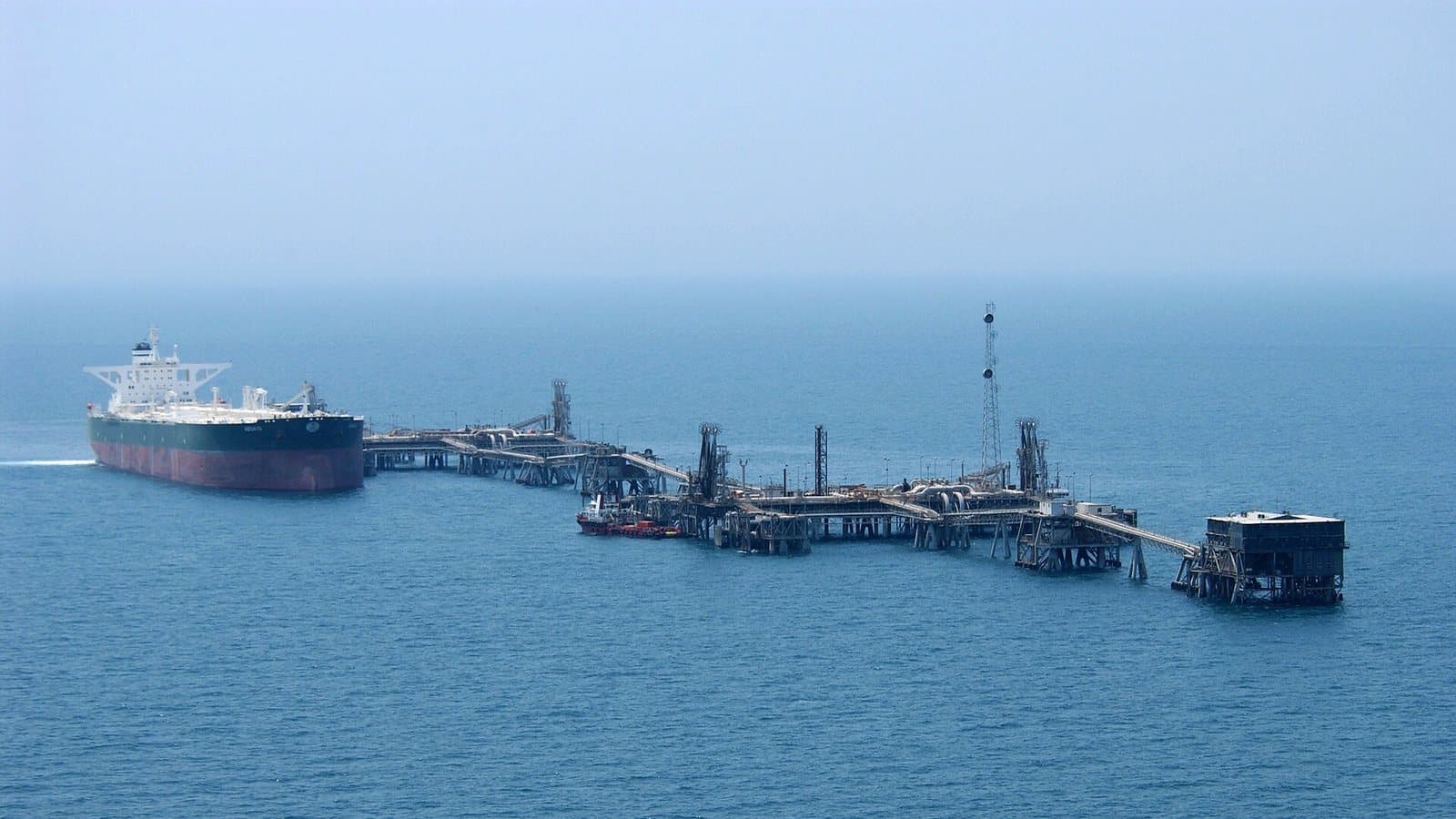 US Navy N 4790M 006 Commercial oil tanker AbQaiq readies itself to receive oil at Mina Al Bkar Oil terminal (MABOT), an off shore Iraqi oil installation. Photo d'archive.