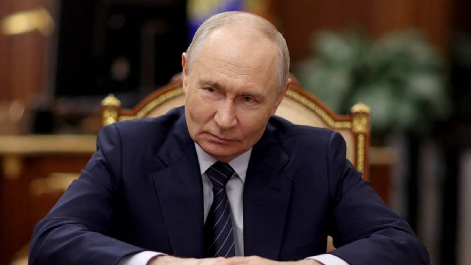 Vladimir Poutine assis a un bureau lors d'une reunion. Photo d'illustration.