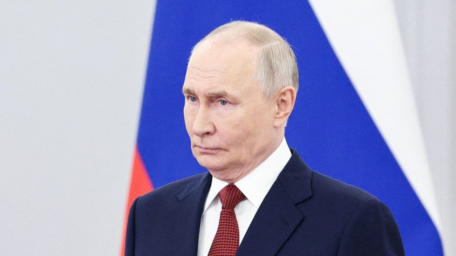 Vladimir Putin photographed in front of a Russian flag during a public appearance. Photo d'archive.