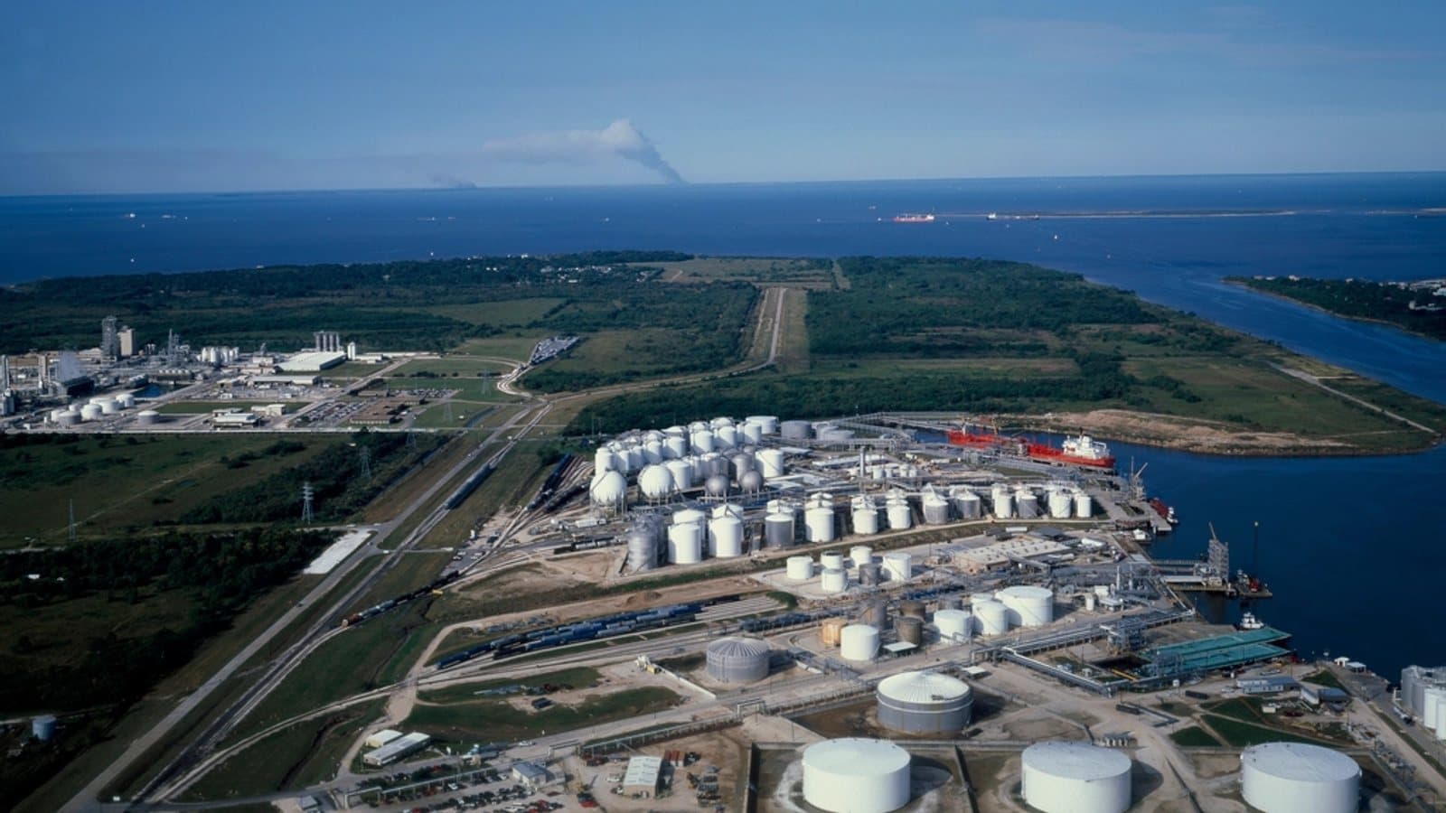 Refinery storage tanks along Houston. Photo d'archive.