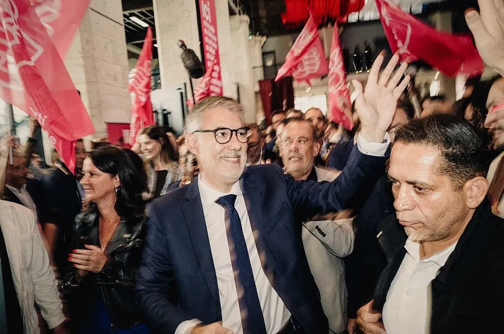 Olivier Faure salue la foule lors d'un meeting du Parti socialiste