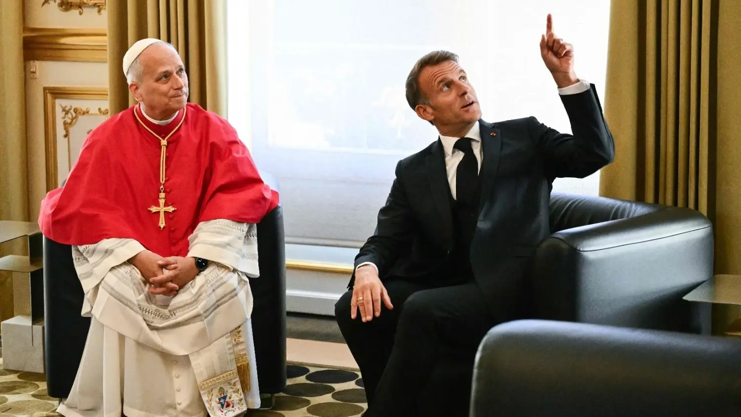 Le pape Leon XIV et Emmanuel Macron lors d'un entretien