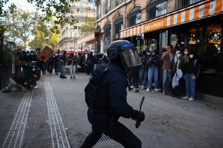 Un policier antiemeutes face a des manifestants lors des blocages lyceens a Paris