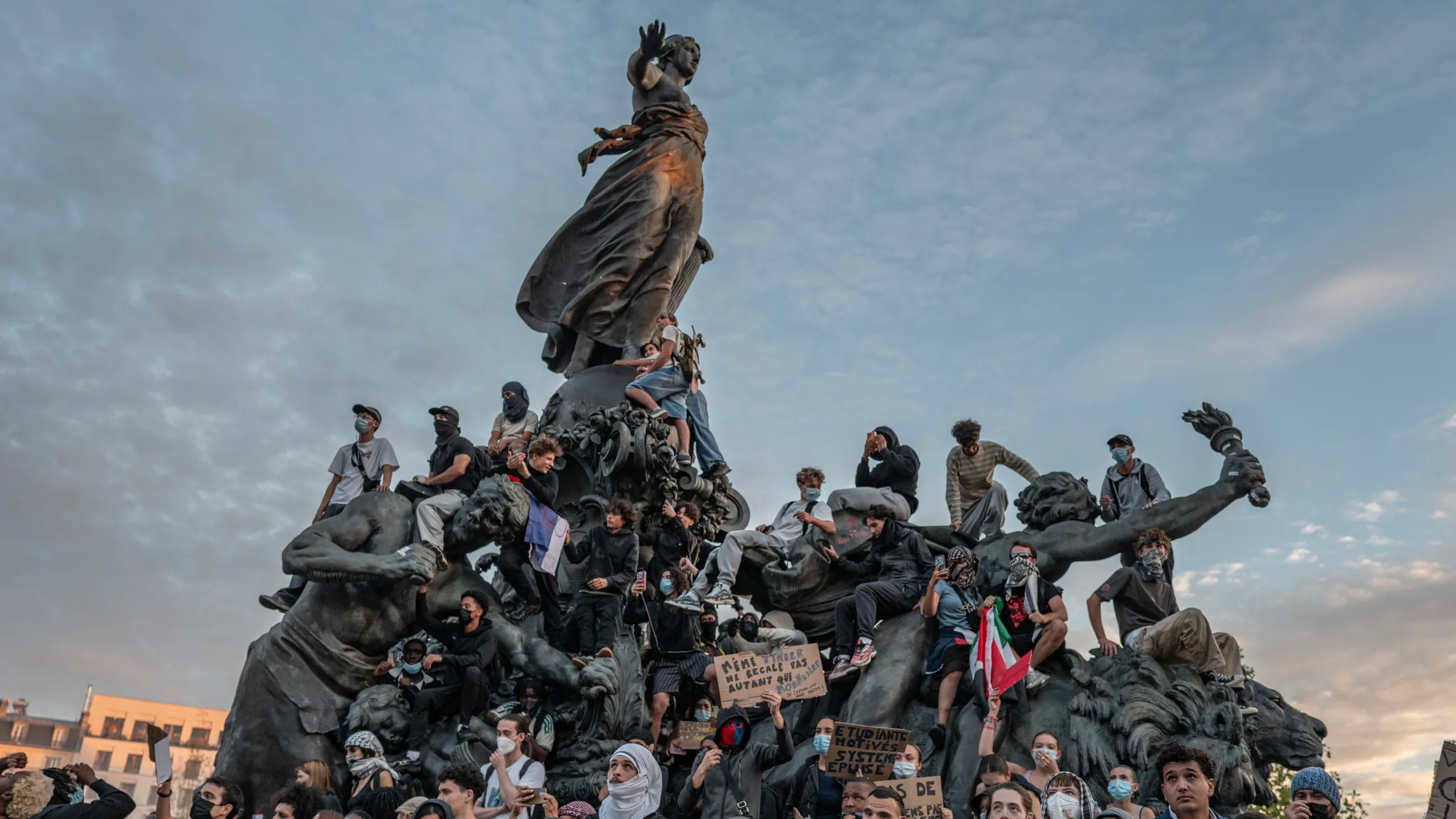 Des manifestants rassembles sur le monument de la Place de la Republique a Paris