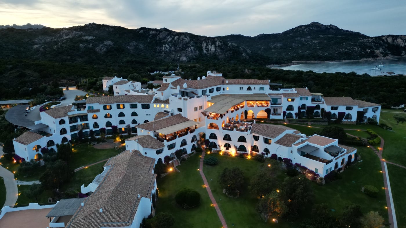 Le Romazzino, A Belmond Hotel, vu du ciel au crépuscule au-dessus de la Costa Smeralda.