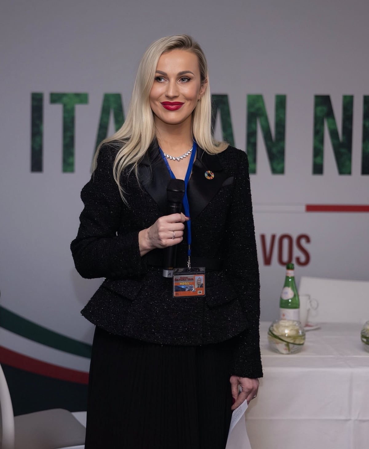 Irina Biss prenant la parole au micro lors d'un événement organisé en marge du Forum économique mondial de Davos.