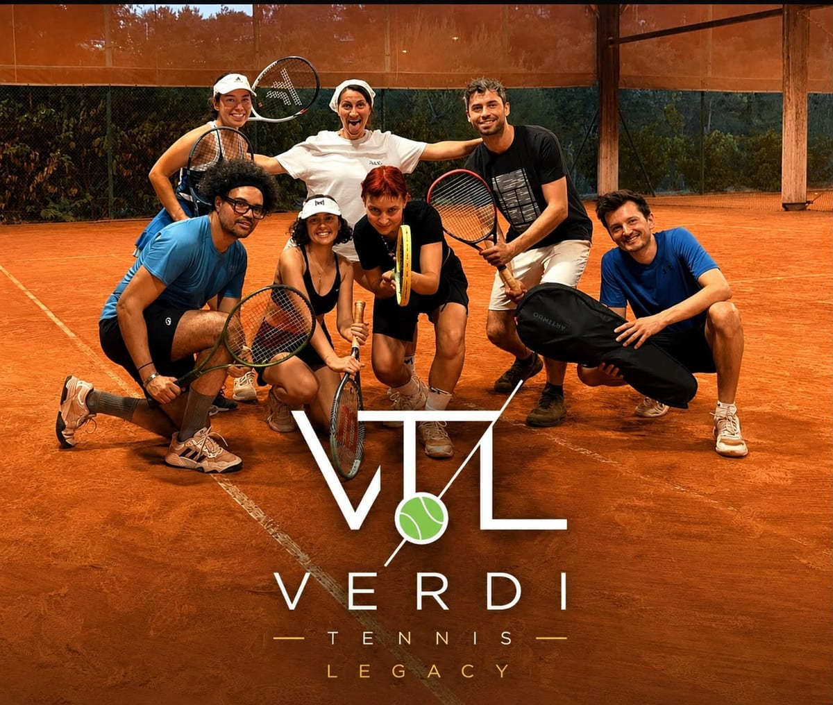 Un groupe de joueurs posant raquettes en main sur un court en terre battue, sous le logo Verdi Tennis Legacy.