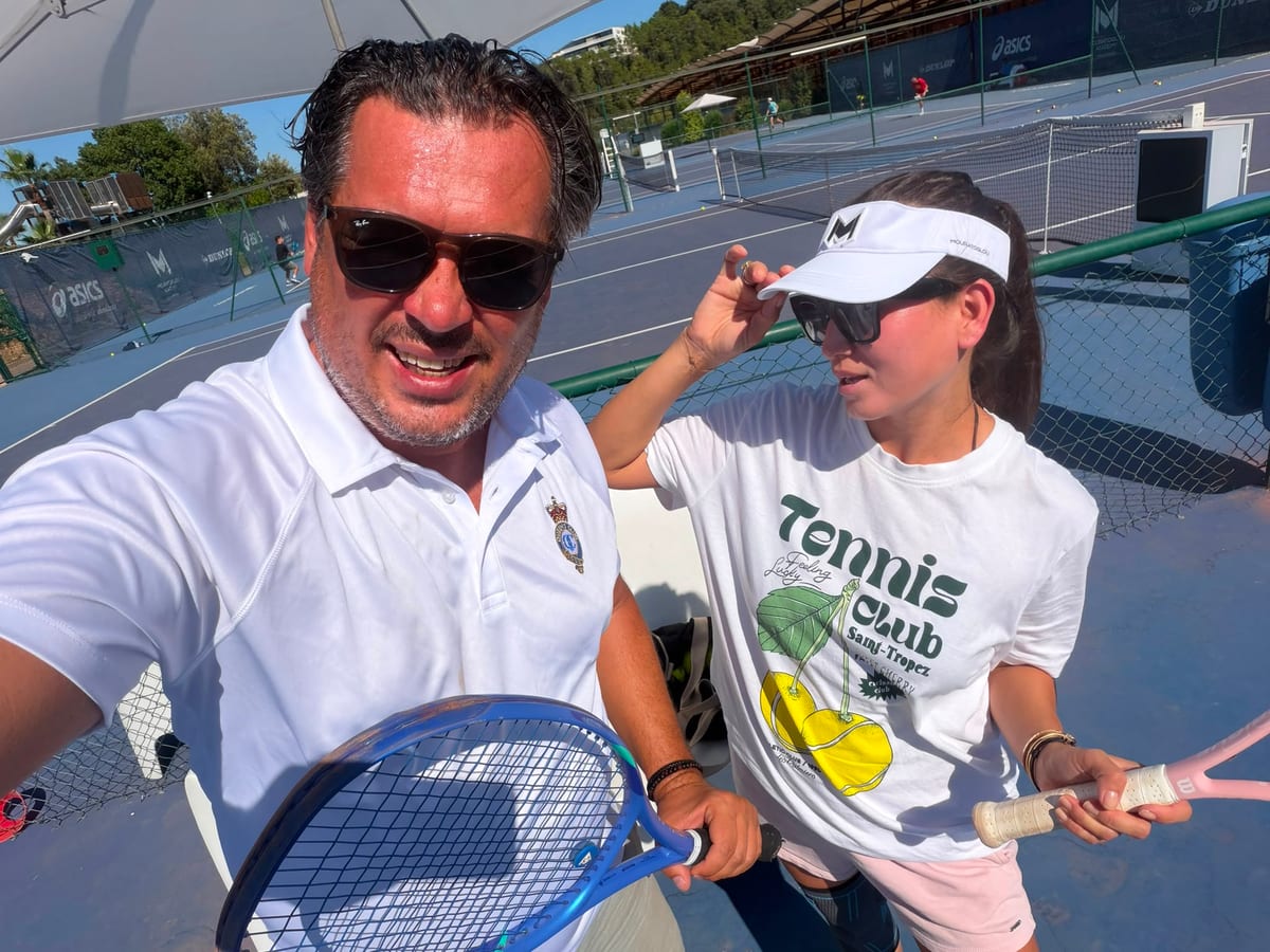 Deux joueurs raquettes en main au bord des courts d'une académie de tennis de la Côte d'Azur.